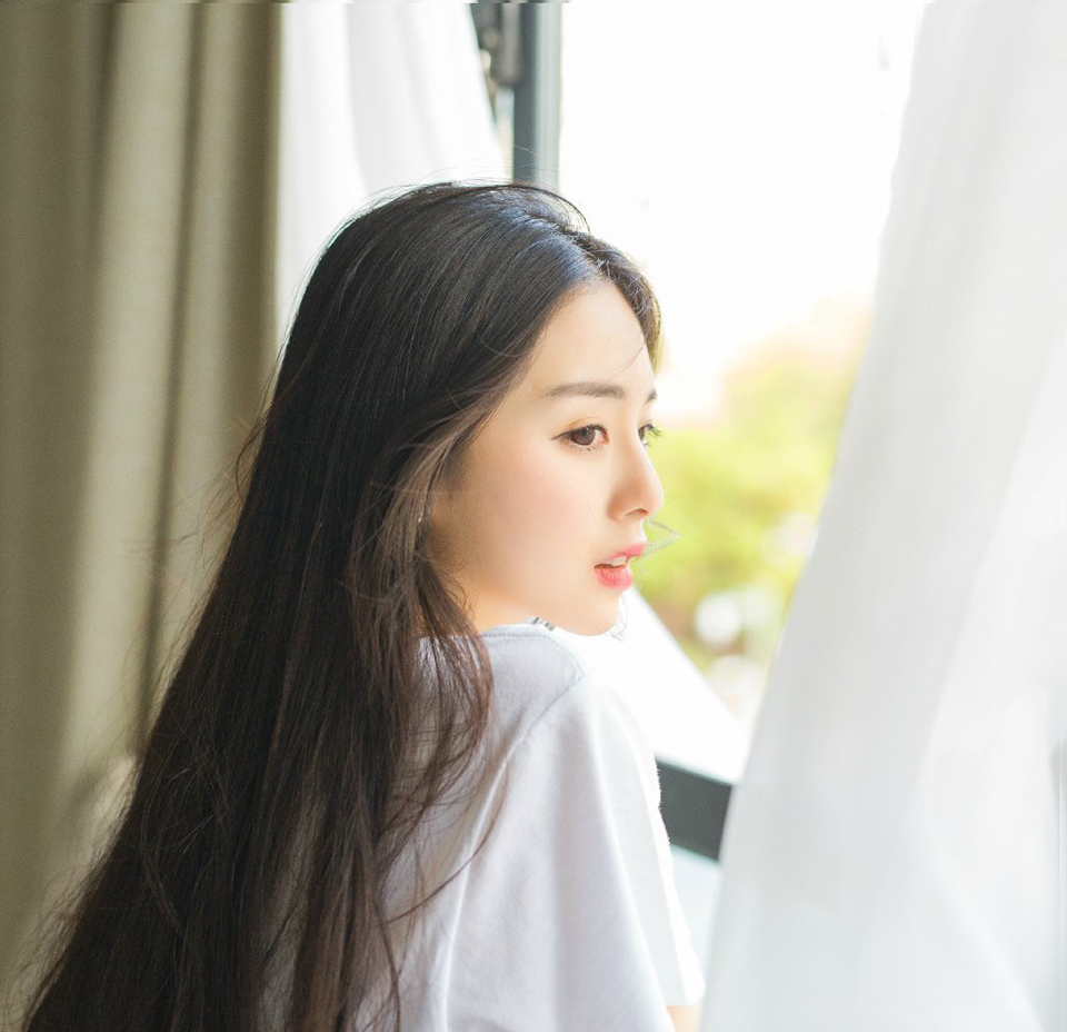 在人群中偷看你的笑脸，恍惚间仿佛回到从前。会不会有一天我们再一次地偶然相遇，一见钟情，然后彼此相恋?